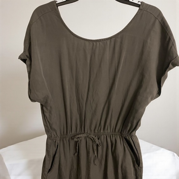 Japna Olive Green Short Sleeve Peep hole back jumper size Lg - Like New - Picture 3 of 8